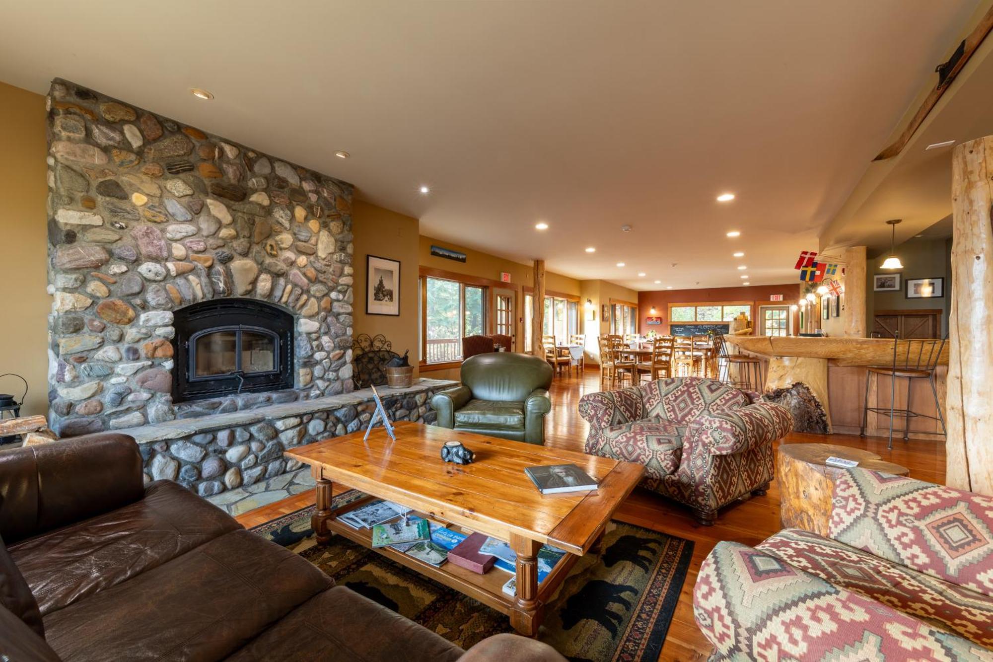 غولدن Vagabond Lodge At Kicking Horse المظهر الخارجي الصورة