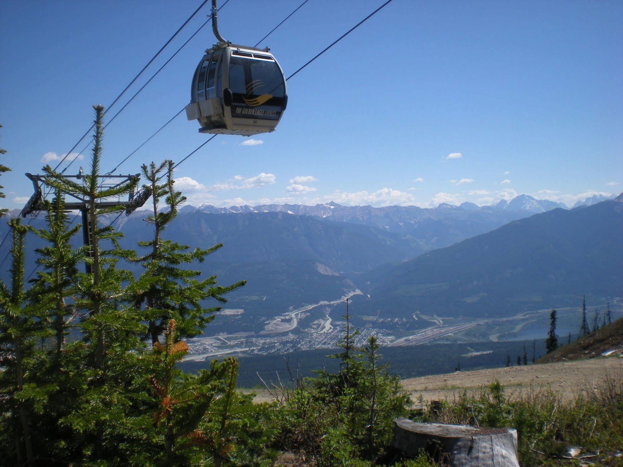 غولدن Vagabond Lodge At Kicking Horse المظهر الخارجي الصورة