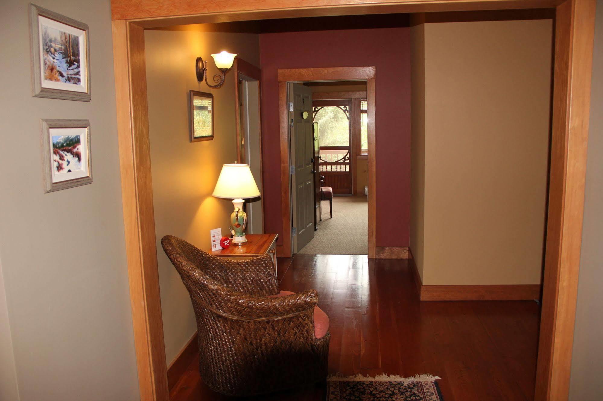غولدن Vagabond Lodge At Kicking Horse المظهر الخارجي الصورة